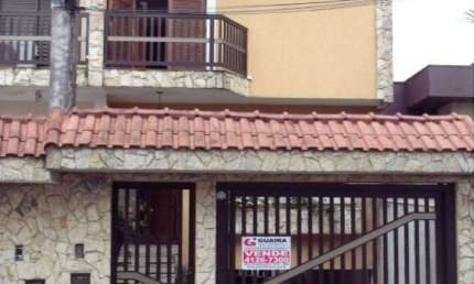 Sobrado com 360m² localizado no Bairro Santa Terezinha em São Bernardo do Campo/SP.