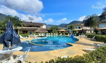 Casa em condomínio fechado com 3 dormitórios, suíte e lazer completo.