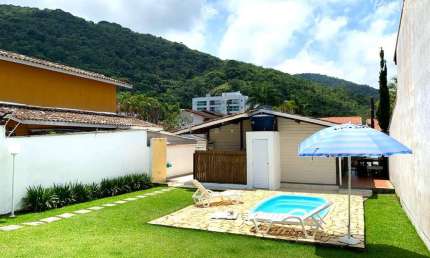 Ubatuba - Toninhas : Casa com 3 dormitórios, 1 suíte, piscina e espaço gourmet.