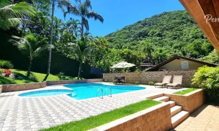Casa em condomínio fechado com 3 dormitórios, suíte, piscina e área gourmet.