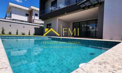 Casa com 4 suítes, (todas com closet) e piscina em cond. clube no Urbanova