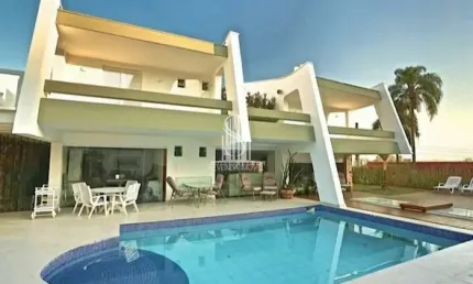 Alto de pinheiros - casa sobrado de 471m² com 4 dormitórios sendo 2 suítes e 6 vagas de garagem.