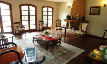 Sobrado Residencial de 400m² com 3 dormitórios, 2 suítes, quintal, 3 vagas no Morumbi - São Paulo.