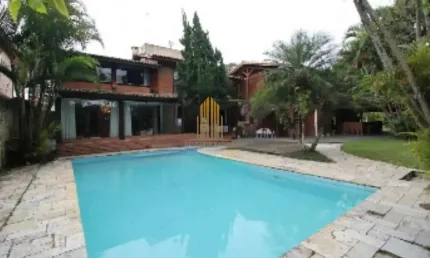 Casa Assobradada com 1000m². 04 dormes, 05 banheiros e 08 vagas. No bairro -  Interlagos. São Paulo.