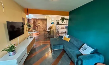 Casa assobradada com 206m²  tres dormitorios sendo uma suite, banheiro social, e duas vagas . casa a
