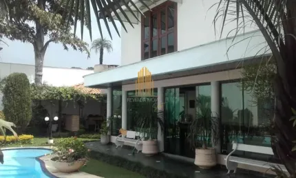 Sobrado Residencial de 350m² com 4 dormr/3 suítes, 6 banheiros, 5 vagas em Interlagos - São Paulo.