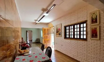 MORUMBI - CASA AMPLA DE 250M² COM 5 QUARTOS, SUÍTE, 3 BANHEIROS E 5 VAGAS.