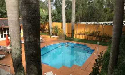 CASA DE CONDOMÍNIO DE 120M² COM DUAS SUÍTES, TRÊS BANHEIROS E DUAS VAGAS Á VENDA NO JD MONTE ALEGRE