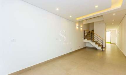 SAÚDE - CASA DE 129M² COM 3 SUÍTES, SALA, 4 BANHEIROS E 2 VAGAS.