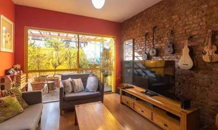 Alto da Lapa Casa Assobradada com 157,91m2 . Três dormitórios, dois banheiros e uma vaga.