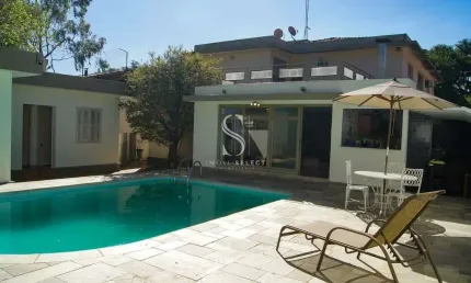 CASA ASSOBRADADA COM 377M²  4 Dormes, 2 suites,  4 Vagas. No Bairro  ALTO DE PINHEIROS.  CASA á vend