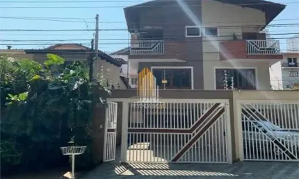 SOBRADO DE 180M², POSSUI 3 DORMITÓRIOS (3 SUÍTES), 2 SALAS, E 2 VAGAS, À VENDA NA REGIÃO DE MORUMBI.