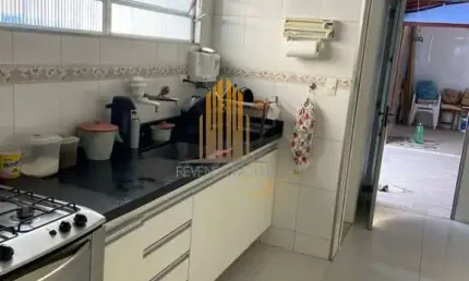 Casa assobradada de 150m² com tres dormitorios sendo uma suite, 3 banheiros e duas vagas de garagem.