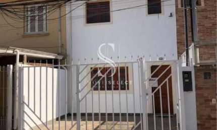 CASA À VENDA - POSSUI 130M²  COM 3 QUARTOS, SALA, 3 BANHEIROS E 2 VAGAS EM CHÁCARA SANTO ANTÔNIO.