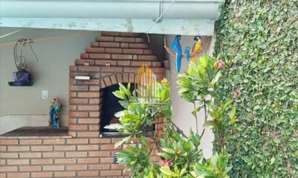 CASA TÉRREA DE 188M² POSSUI 4 DORMITÓRIOS SENDO 1 SUÍTE, 4 SALAS E 4 VAGAS, À VENDA NO CAMPO LIMPO.I
