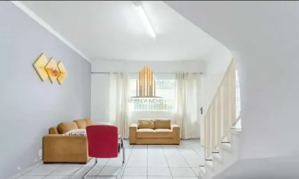 Indianópolis - sobrado com 185m² 3 dormitórios, 2 suítes, 3 banheiros e 4 vagas de garagem.