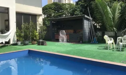 Pacaembú - Casa à venda de 520m² com 4 dormitórios sendo suítes e 5 vagas de garagem.