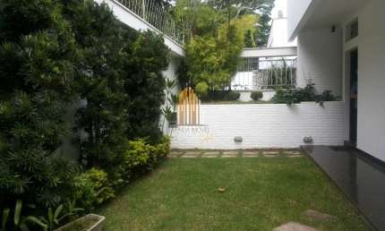 Moema - Casa Térrea com 330m² 3 dormitórios, 1 suíte e 2 banheiros.