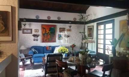 Santo Amaro - Casa Assobradada com 220m² 3 dormitórios, 1 suíte, 4 banheiros e 2 vagas de garagem.