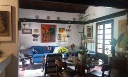 Santo Amaro - Casa Assobradada com 220m² 3 dormitórios, 1 suíte, 4 banheiros e 2 vagas de garagem.