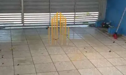 Santo Amaro - Casa assobradada de 80m² com dois dormitórios e uma vaga de garagem.