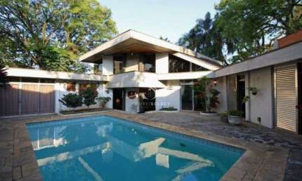 Alto de Pinheiros - Sobrado de 453m com 4 dormitórios, 2 suítes, piscina e 6 vagas.
