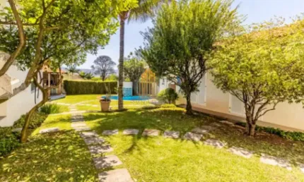 Alto da Lapa - Casa Térrea de 380m² com 3 dormitórios, 1 suíte e 6 vagas.