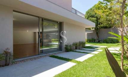 Alto de Pinheiros - Sobrado de 371m² com 4 suíte, 6 banheiros e 6 vagas.