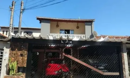 CASA À VENDA - 250M² - 3 DORMITÓRIOS, 1 SUÍTE, 3 BANHEIROS, SALA AMPLA, COZINHA, 3 VAGAS E QUINTAL.