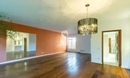 Moema - casa de 380m² com 3 dormitórios, jardim, sala de tv, sala de estar e 5 banheiros.