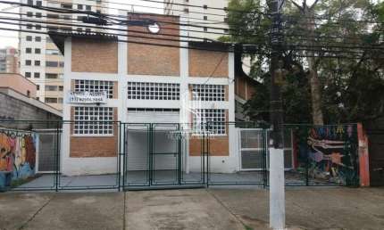 GALPÃO COM 1000M², 6 BANHEIROS, 6 VAGAS NA REGIÃO DA LAPA - SP.
