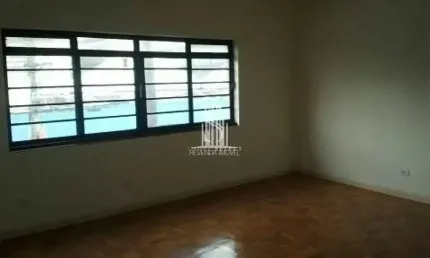 Conjunto comercial, com 230m², 6 salas, 5 banheiros, localizado na região de santo amaro.