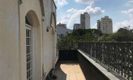 Lapa, Sobrado de 558m² com 3 suítes, 3 banheiros, 6 vagas.