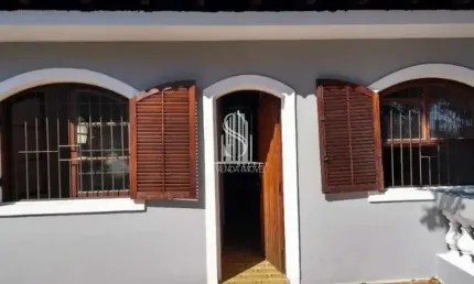CASA DE 250M² COM TRÊS DORMITÓRIOS, TRÊS BANHEIROS E DUAS VAGAS Á VENDA NO JARDIM MARISA CASA DE 250