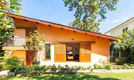 Morumbi - CASA EM RUA FECHADA, 3 QUARTOS SENDO 1 SUÍTE, 4 VAGAS E VISTA PARA O JÓQUEI.