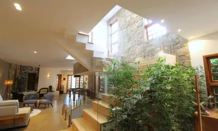 Planalto Paulista - Casa de 412m² com 3 suítes, 2 salas, 4 vagas e área externa com piscina.