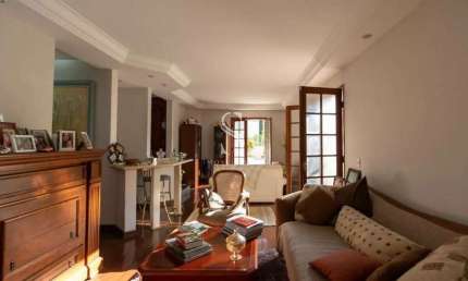 Morumbi - Casa de 308m² com 5 suítes, 2 salas e 4 vagas.