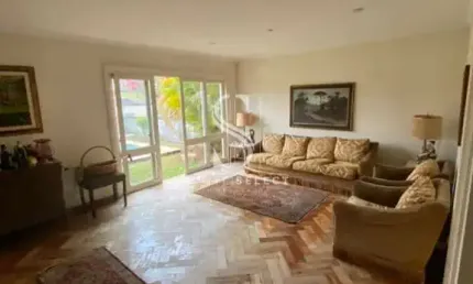 Morumbi - casa de 351m² com 4 suítes, 5 banheiros, 4 vagas e piscina.