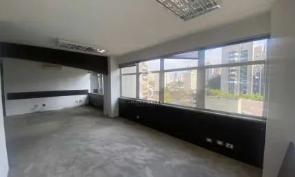 Edifício Bandeirantes em Brooklin - Conjunto Comercial de 234m² com 6 salas, 3 banheiros e 6 vagas.