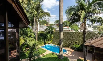 Cidade Jardim - Casa de 800m² com 4 suítes, 6 vagas e piscina.