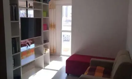 Apto centro prox utfpr, andar lato, 01 qto, sacada churrasq.