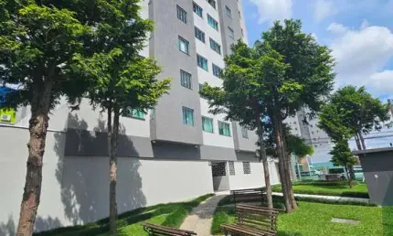Apto semi-mobiliado, 54 m2-13  andar, 02 qtos, 01 vaga livre, 50 mts do ter. pinheirinho r  395 mil