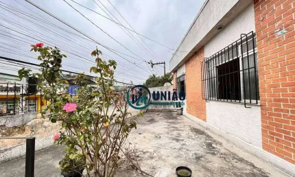 Casa junto ao Comércio e Condução - 2 Quartos com garagem