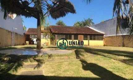 Casa no Picolé, com 4 dormitórios, sendo uma suíte, amplo quintal, pé na areia!!!