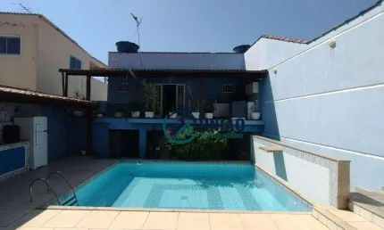 Ótima casa duplex, com 3 dormitórios, sendo uma suíte, 3 vagas, quintal, piscina, churrasqueira e energia solar!