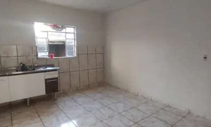 Casa térrea 1 dorm./ Cozinha/ Sala/ 3 vagas/ Quintal/ Edícula