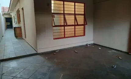 Casa térrea ampla no jd. guaíba/ 2 dorm./ suíte/ 2 vagas/ acesso itavuvu