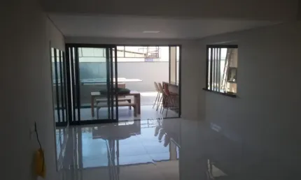Sobrado 260 m²/ 3 Suítes/ Área Gourmet/ Cozinha planejada/ Ac. Av. Victor Andrew
