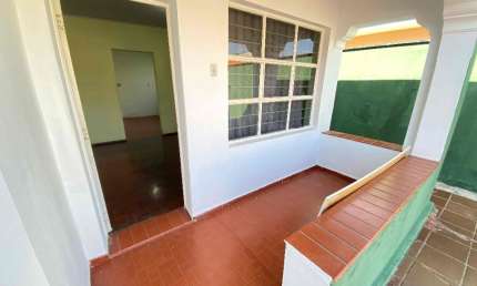 Casa térrea/ 2 Dorm./ Edícula/ Quintal/ Ac. Av. Santa Cruz/ Só R$ 375 mil