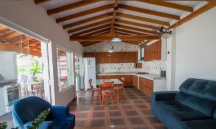 Sobrado à venda/ 4 Dorm./ Suíte/ Área Gourmet/ 3 Wc´s/ Varanda/ Ac. Av. Itavuvu